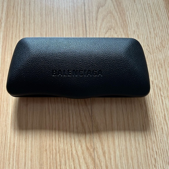 Unisex Balenciaga brand new sunglasses model of 2023 - Picture 7 of 10